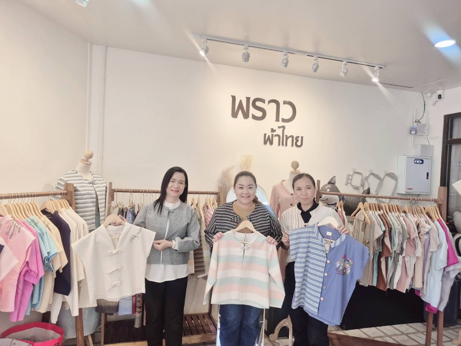 พช.ลำพูน  ลงพื้นที่  เยี่ยมชม ส่งเสริม สนับสนุนผู้ผลิต ผู้ประกอบการ OTOP อำเภอเมืองลำพูนเตรียมความพร้อมการประกวดลายผ้าพระราชทานฯ ประจำปี 2569