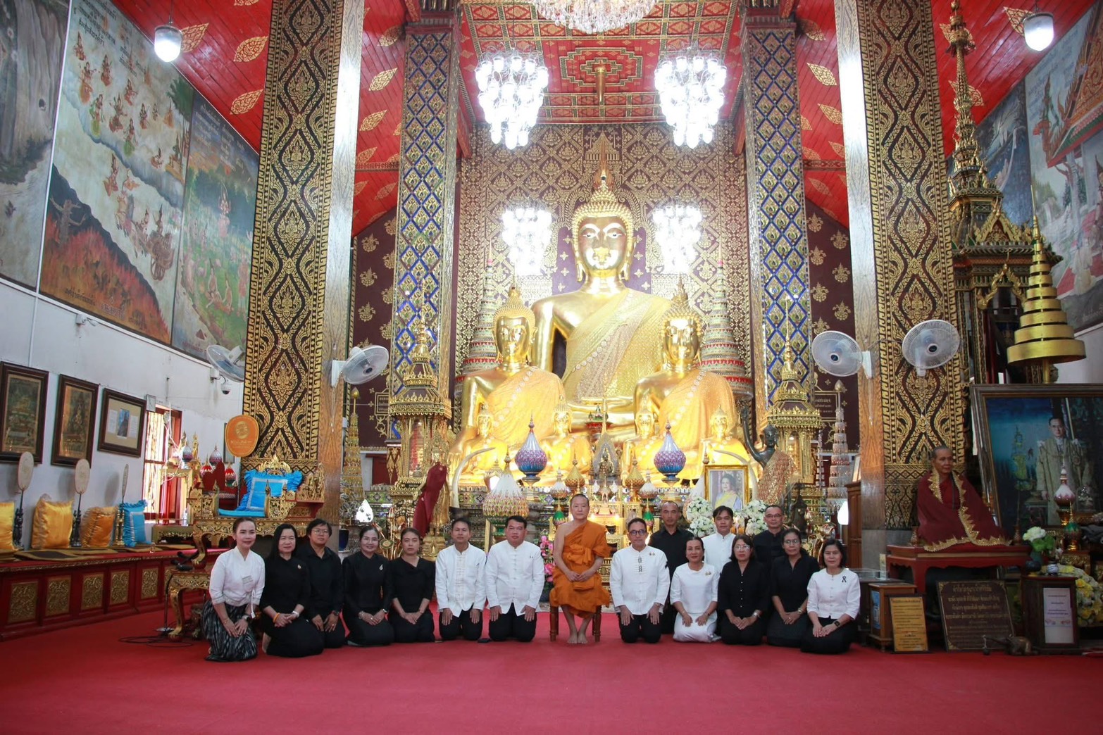 พช..ลำพูน ร่วมพิธีสวดพระพุทธมนต์และเจริญจิตตภาวนาอุทิศถวายพระราชกุศลแด่ สมเด็จพระนางเจ้าสิริกิติ์ พระบรมราชินีนาถ พระบรมราชชนนีพันปีหลวง ครั้งที่ 3  ณ วัดพระธาตุหริภุญชัย วรมหาวิหาร อำเภอเมือง จังหวัดลำพูน